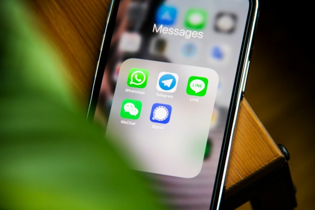 Smartphone affichant des applications de messagerie pour illustrer un problème de notifications WhatsApp