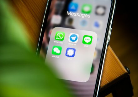 Smartphone affichant des applications de messagerie pour illustrer un problème de notifications WhatsApp