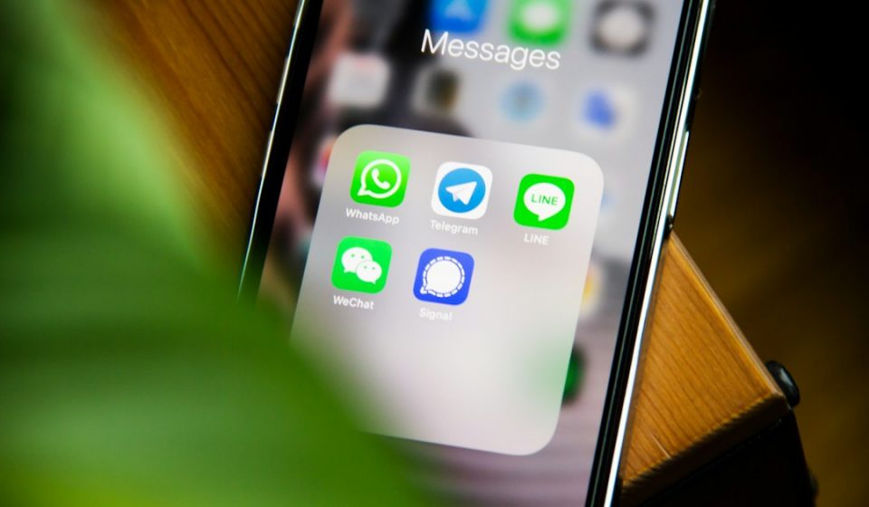 Smartphone affichant des applications de messagerie pour illustrer un problème de notifications WhatsApp